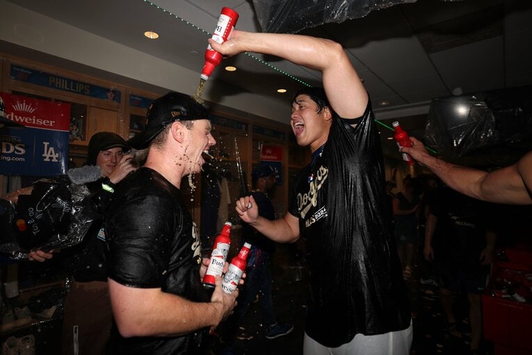 シャンパンファイトでのスミスと大谷　©Getty Images