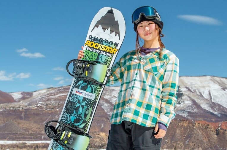 岩渕麗楽（Reira Iwabuchi）2001年12月14日、岩手県生まれ。4歳からスノーボードを始め、'17年12月に15歳でW杯ビッグエアを制す。平昌五輪ビッグエア4位、スロープスタイル14位。今季は12月のW杯でビッグエア優勝。150cm ／ photograph by Lee Ponzio