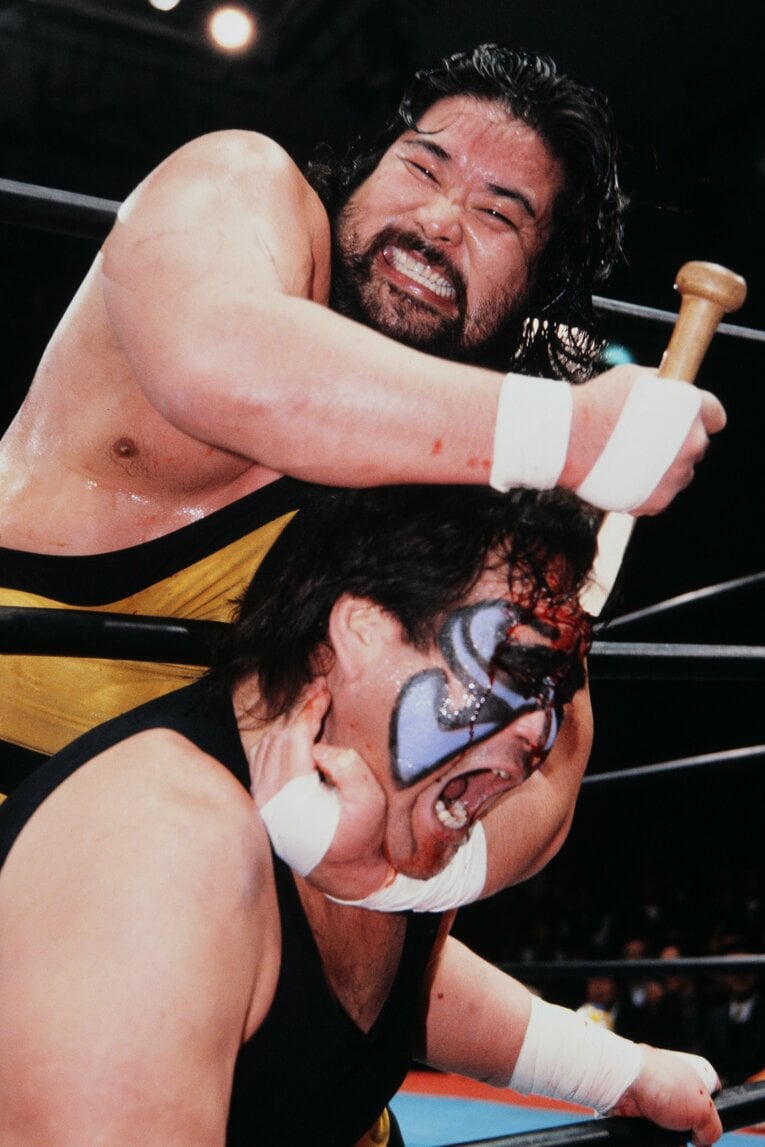 ミスター・ポーゴの顔面に凶器攻撃を仕掛けるターザン後藤（1995年）©Yukio Hiraku/AFLO