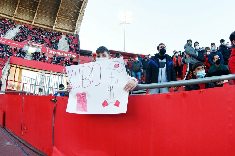 久保建英“オレが蹴る”FK弾→手荒い祝福に「い、痛いんですけど」 カメラマンが至近距離でとらえた一撃と、ファンから“感謝の大拍手”(34)