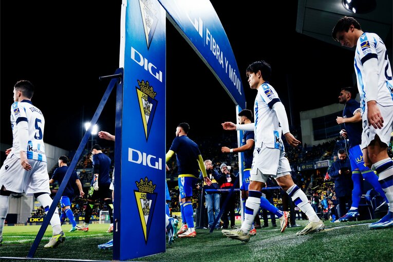 久保建英が悶絶「腹にパンチ＋プロレス技」の暴挙、だが観客席には「クボとソシエダに恋した」親子が…現地で見た“南スペインの情熱と闇”(6)