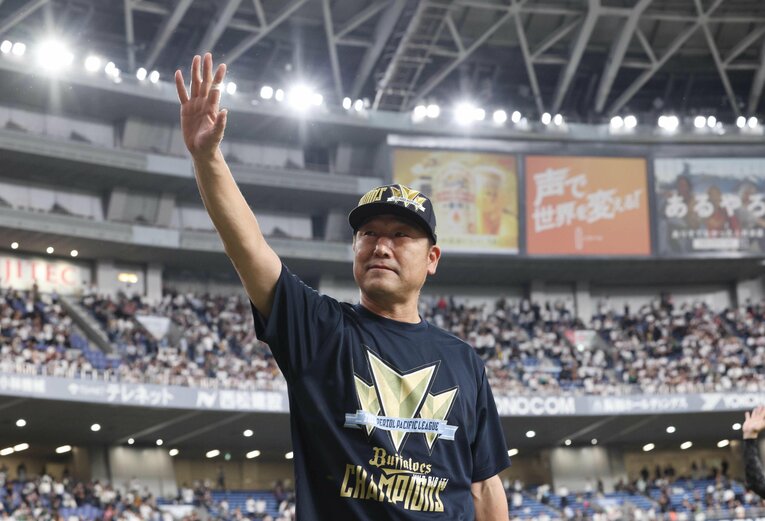 ファンからの大声援に応える　©︎JIJI PRESS