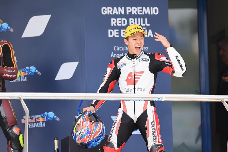 表彰台での小椋。十分喜んでいるように見えるが……