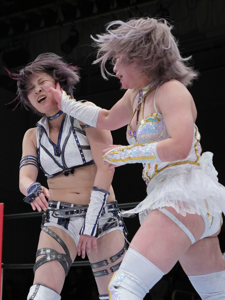 安納サオリの顔を張る中野たむ　©Essei Hara