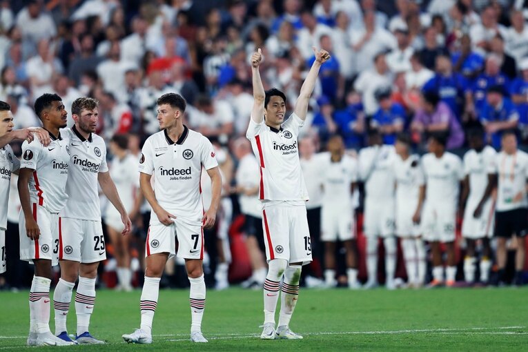 鎌田大地の号泣と“日の丸スパイク”に思い出す4年前の「カタールW杯には絶対出たいですよ」 長谷部誠とのEL優勝写真に“秘められた熱量”とは(38)