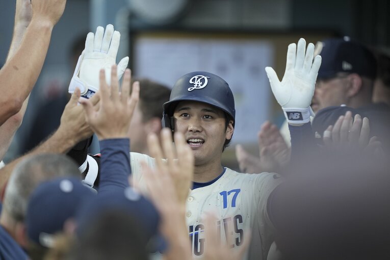 28号ホームラン後、ベンチで祝福される大谷　©Getty Images