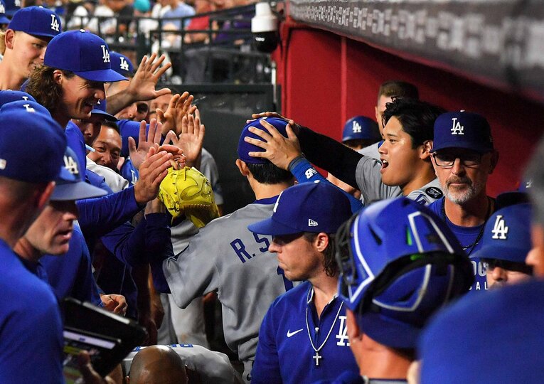 【テレビに映らない素顔の朗希／30枚超】ロウキの頭をポンポンとする大谷翔平…写真はまだまだ続きます　©JIJI PRESS