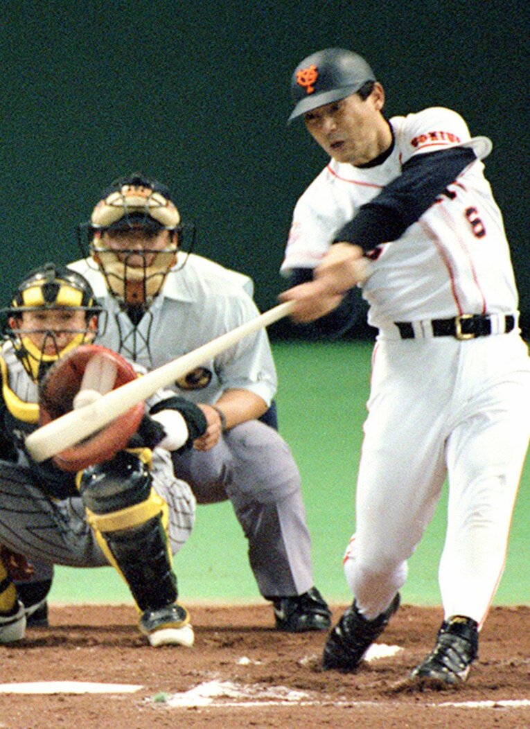 1995年4月15日の阪神戦。阪神の久保康生から本塁打を放ち、通算2000安打を達成した落合博満（当時41歳）　©KYODO