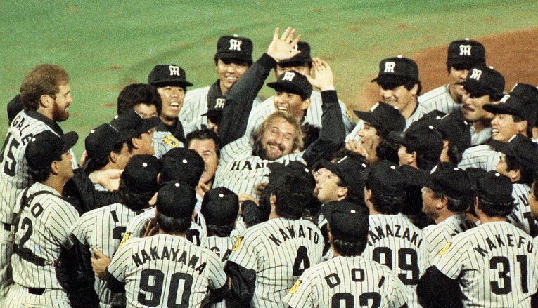 写真は1985年に日本一になり、胴上げされるバース。それから3年、「君は、解雇だ」の電話がかかってきた　©KYODO