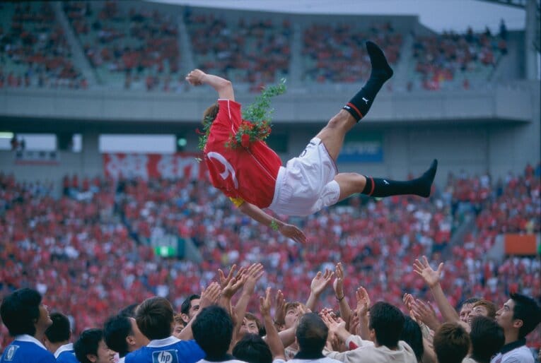 引退試合で胴上げされる福田正博（2003年）©︎Hideki Sugiyama 