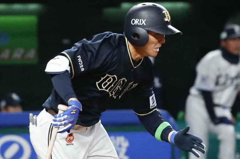 プロ初安打をマークしたオリックス茶野篤政。彼のような育成ドラフト出身の選手がNPBをアツくする ／ photograph by Kyodo News