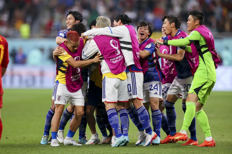 スペイン戦、ゴールの歓喜の輪に駆け寄る川島　©Kaoru Watanabe／JMPA