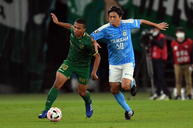 鈴木監督も「最近は（遠藤が）びっくりするようなプレーをすることがある」と、その変化を指摘する　©Getty Images