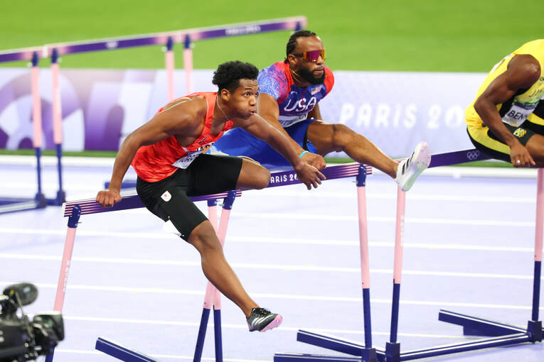 決勝レースでの村竹ラシッドのハードリング。7台目でハードルに当てて減速してしまった　©︎AFLO