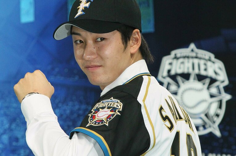 札幌ドームで入団会見を行った斎藤佑樹。平日にもかかわらず8000人ものファンが集まったという　©JIJI PRESS