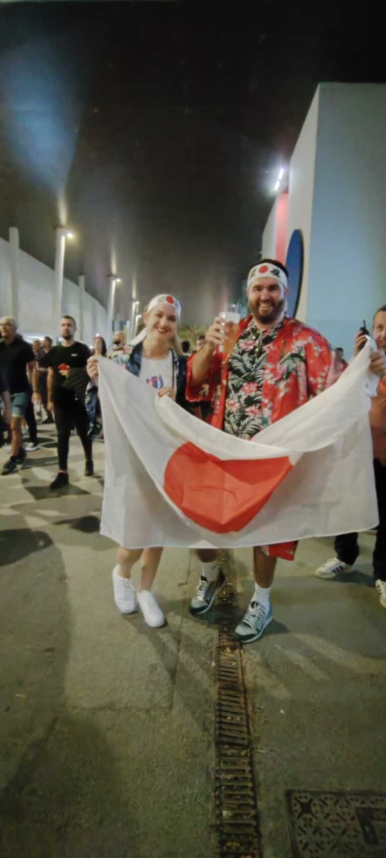 日本対サモアで日本を応援するイングランド人夫婦