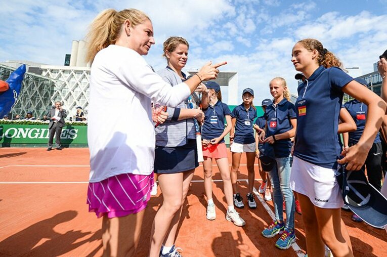 サンチェス（左）とクライシュテルス（左から2人目）が、会場のあちこちで熱く直接指導している風景が見られた。