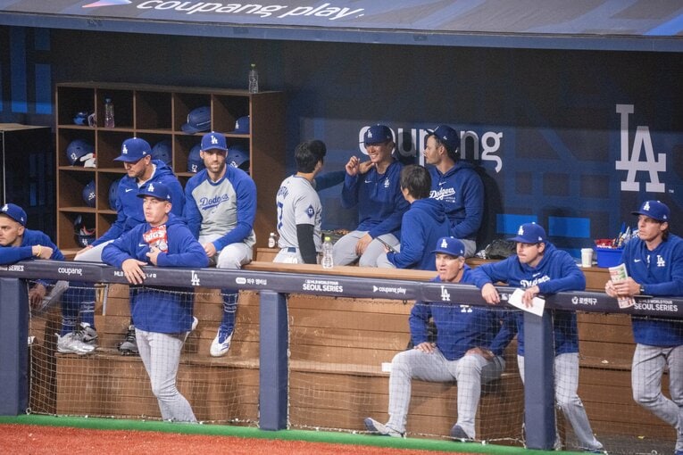 ベンチの様子（多数）。水原通訳の姿も　©Nanae Suzuki