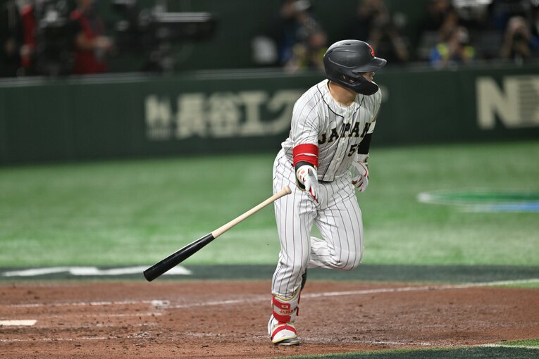 5回、村上宗隆のタイムリーツーベース　©Naoya Sanuki