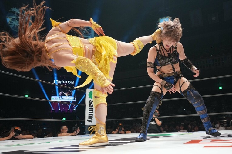 バズソーキックを放つなつぽい　©Essei Hara