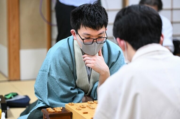 直後の感想戦で対局を振り返る永瀬拓矢。棋界きっての努力家で知られる王座は藤井聡太を何度も追い詰めるも防衛は果たせなかった　©Keiji Ishikawa