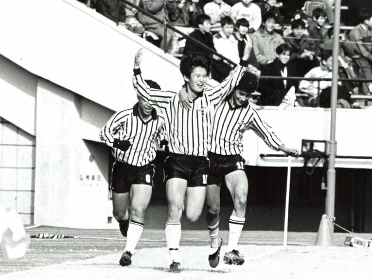 同じく1986年度の選手権。準決勝（秋田商戦）で澤登正朗のCKに合わせて先制点を挙げた平澤（当時高2）【1枚目／全2枚】　©Hidetake Murata