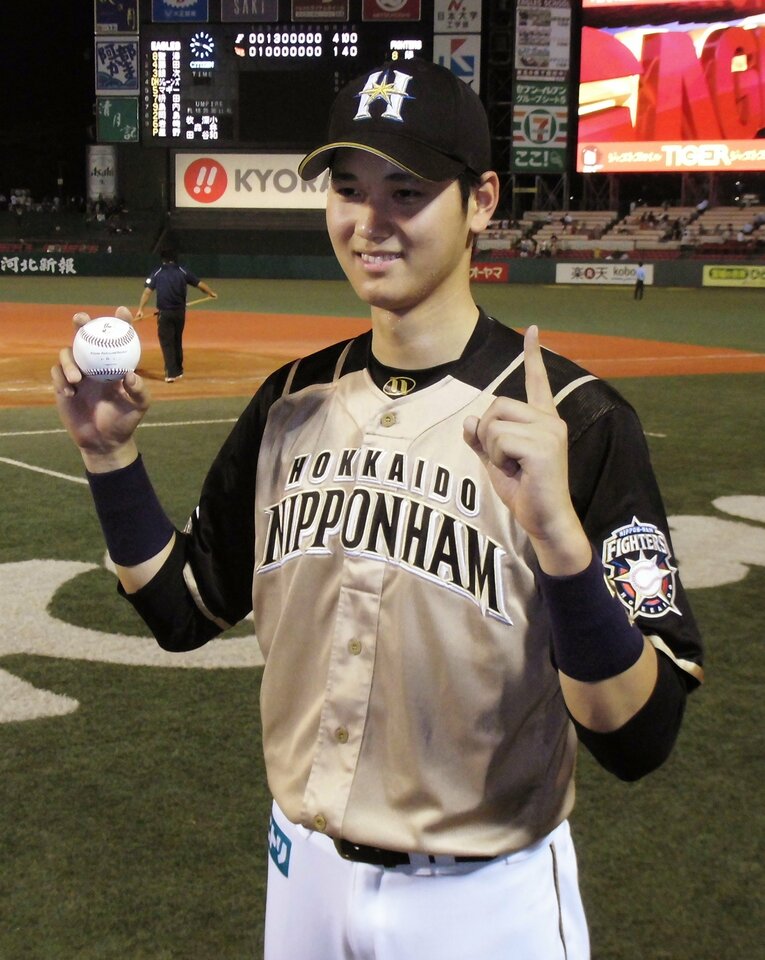 永井から放ったプロ初本塁打を喜ぶ大谷。ここから長距離打者のキャリアは始まっていった　©JIJI PRESS