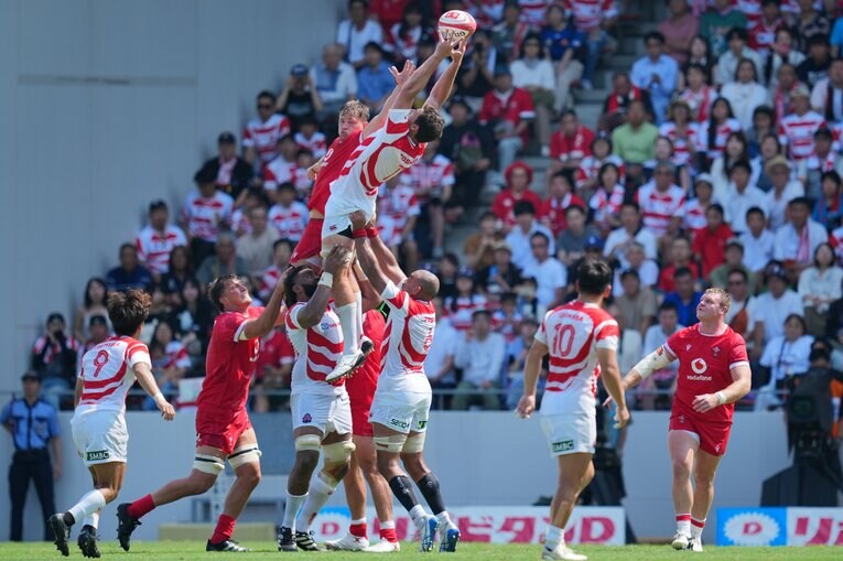 ワーナー・ディアンズ（身長201cm）やジャック・コーネルセン（身長195cm）らが存在感を発揮したラインアウト　©︎Masterpress/Getty Images