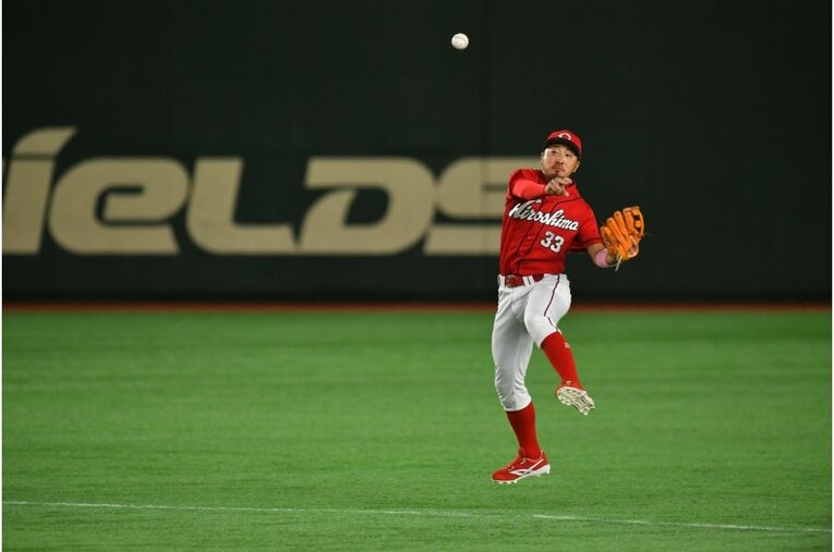 菊池涼介の守備（4/8）　©Hideki Sugiyama