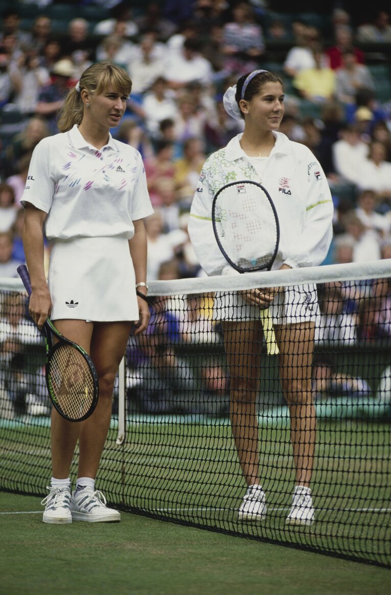 1992年ウィンブルドン決勝でのグラフ（左）とセレス。当時は特に女子選手がショットの際に大声を出すことはまだ珍しかった　©Getty Images