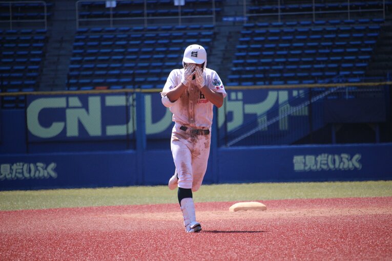 サヨナラ満塁優勝ホームランを放ち、泣きながらダイヤモンドを回る吉岡道泰　©︎Mamu Takagi