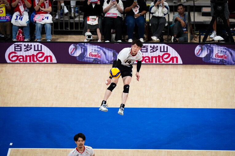 石川祐希（VNLフランス戦）　©︎Volleyball World