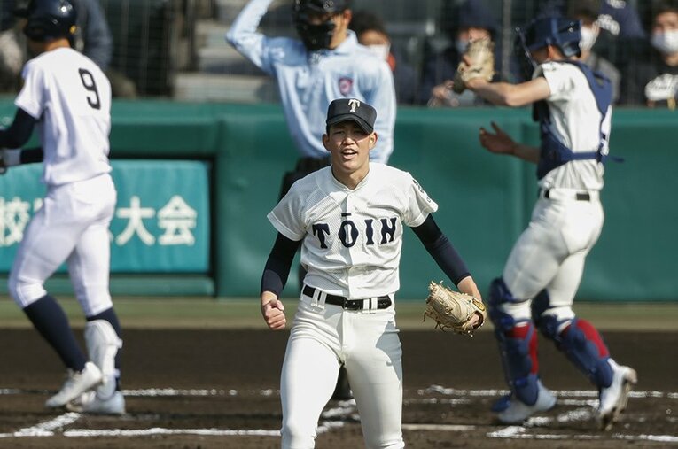 完投勝利を挙げた大阪桐蔭・川原嗣貴。捕手・松尾汐恩の好リードもあり、昨夏2回戦敗退で涙したリベンジを果たした ／ photograph by Kyodo News