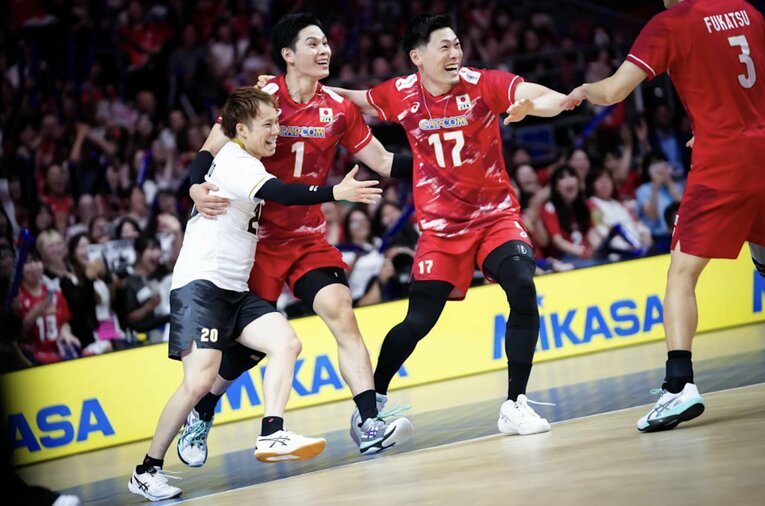 山本智大、西田有志、西本圭吾（VNLイタリア戦）©Volleyball World