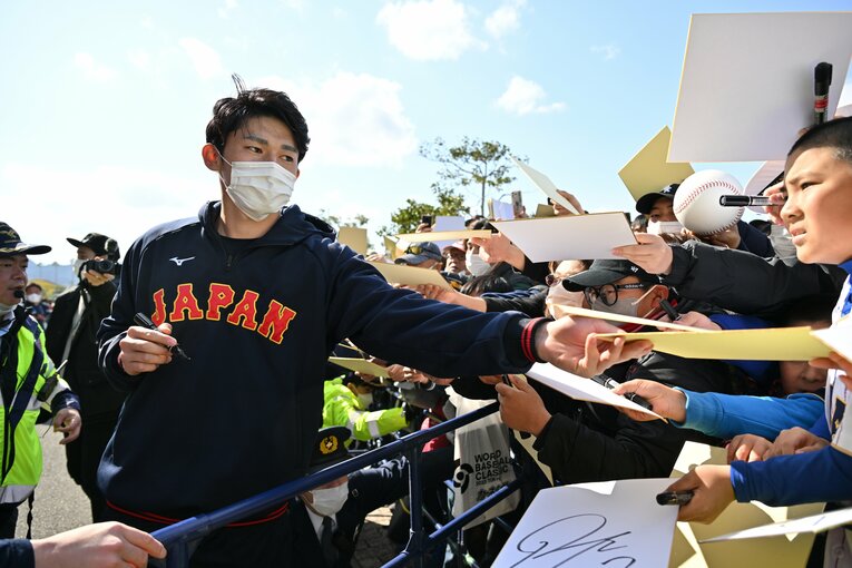 子どもたちを中心に要望に応えていく佐々木 ©Hideki Sugiyama