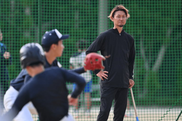 神奈川の公立進学校、光陵高校の野球部でインストラクターを務める現在の大和さん　©Hideki Sugiyama