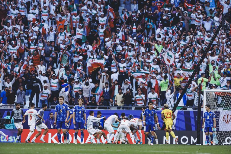 喜ぶイランの選手たち　©Kiichi Matsumoto