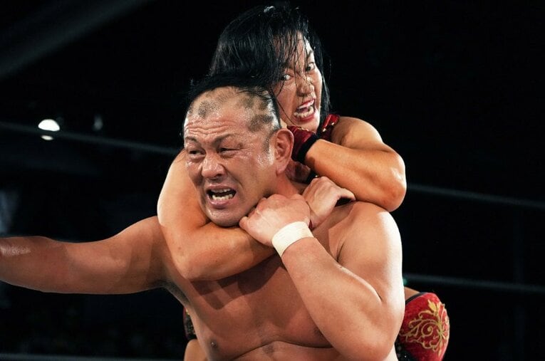 鈴木みのるをスリーパーホールドで絞める里村明衣子。4月3日、新宿FACE ／ photograph by Essei Hara