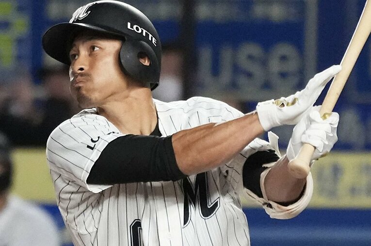 ケガに泣いてキャリアを終えた野球人は数多い。それを覆すような活躍を荻野貴司はロッテで見せている ／ photograph by Kyodo News