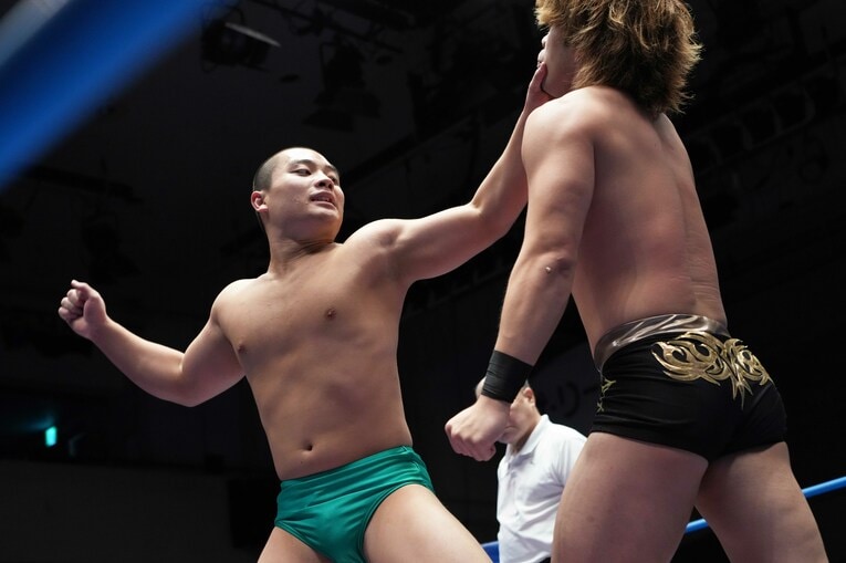 井上凌を殴りにいく長尾一大心　©Essei Hara