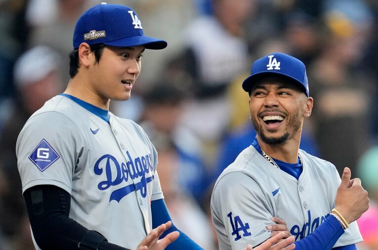 10月8日、パドレスとの地区シリーズ第3戦前に談笑する大谷翔平（30歳）とベッツ（32歳） ／ photograph by AFLO