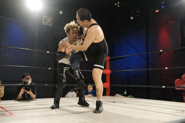 義足をつけた右足での攻撃も　©Norihiro Hashimoto