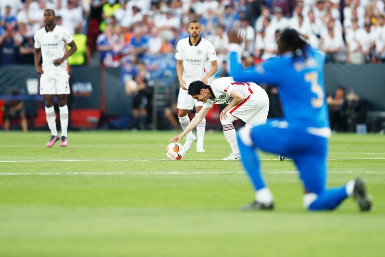 鎌田大地の号泣と“日の丸スパイク”に思い出す4年前の「カタールW杯には絶対出たいですよ」 長谷部誠とのEL優勝写真に“秘められた熱量”とは(11)