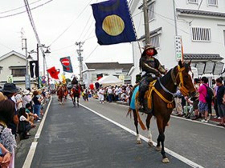 普段は建設の仕事に携わる蒔田さん。旗指物はもともと、お殿様が馬上の人間を識別するために背負うようになったという。