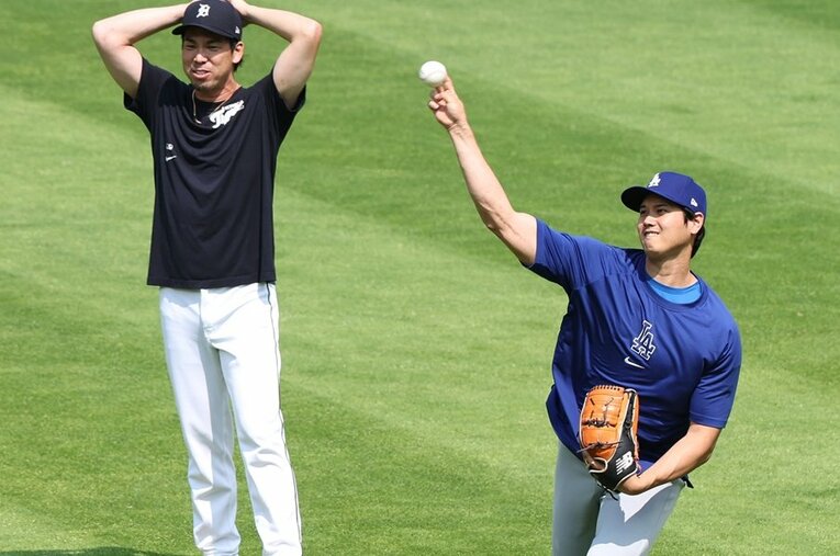 タイガースvsドジャースを前にした前田健太と大谷翔平。番記者が見た“テレビに映らない”関係性とは ／ photograph by JIJI PRESS