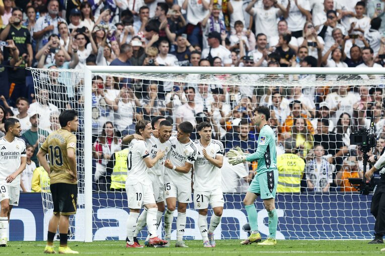 久保建英23歳vsモドリッチ39歳「吹っ飛ばし、抜き去った」後の敬意…“マドリー栄光の10番”涙と笑顔の別れ「好きになった言葉を」(11)