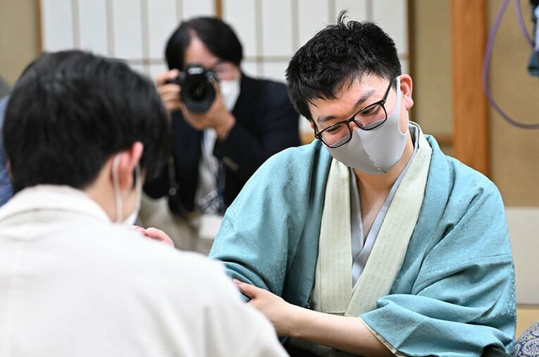 八冠誕生となった直後、藤井聡太と感想戦を行う永瀬拓矢。最後の一冠をめぐって戦った2人の物語は6年以上前から始まっていた ／ photograph by Keiji Ishikawa