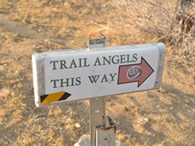 「エンジェルはこちらです」の看板。