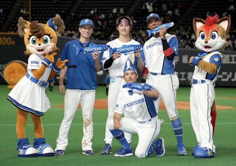 （奥左から）松本剛、淺間大基、万波中正、手前は杉谷　©KYODO