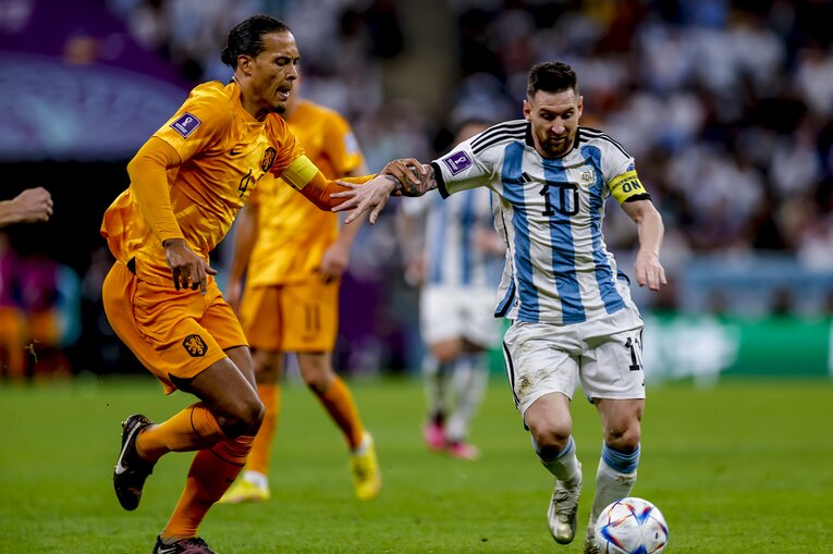 準々決勝オランダ戦、ファンダイクとのマッチアップ　©Kiichi Matsumoto/JMPA